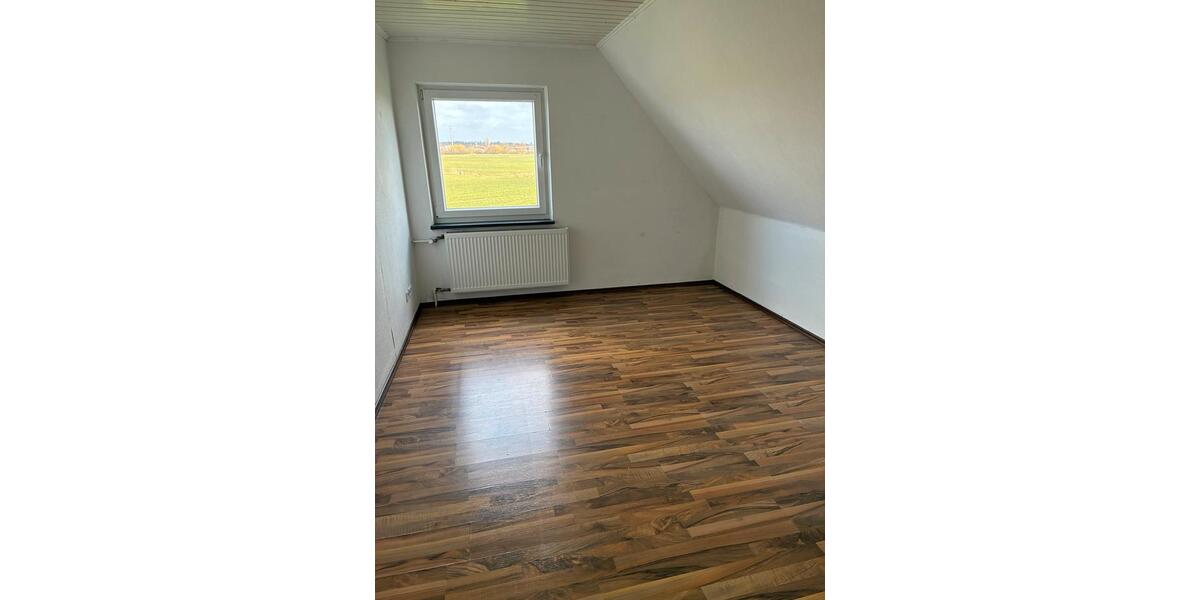 Dachgeschoßwohnung Norden - 3 Zimmer, 70 m&sup2;, 580&euro; | Angebot:26024227