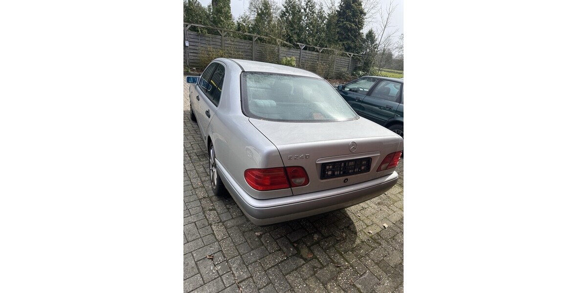 Mercedes-Benz 240 125.000 km 3.000 &euro; Aurich 26603