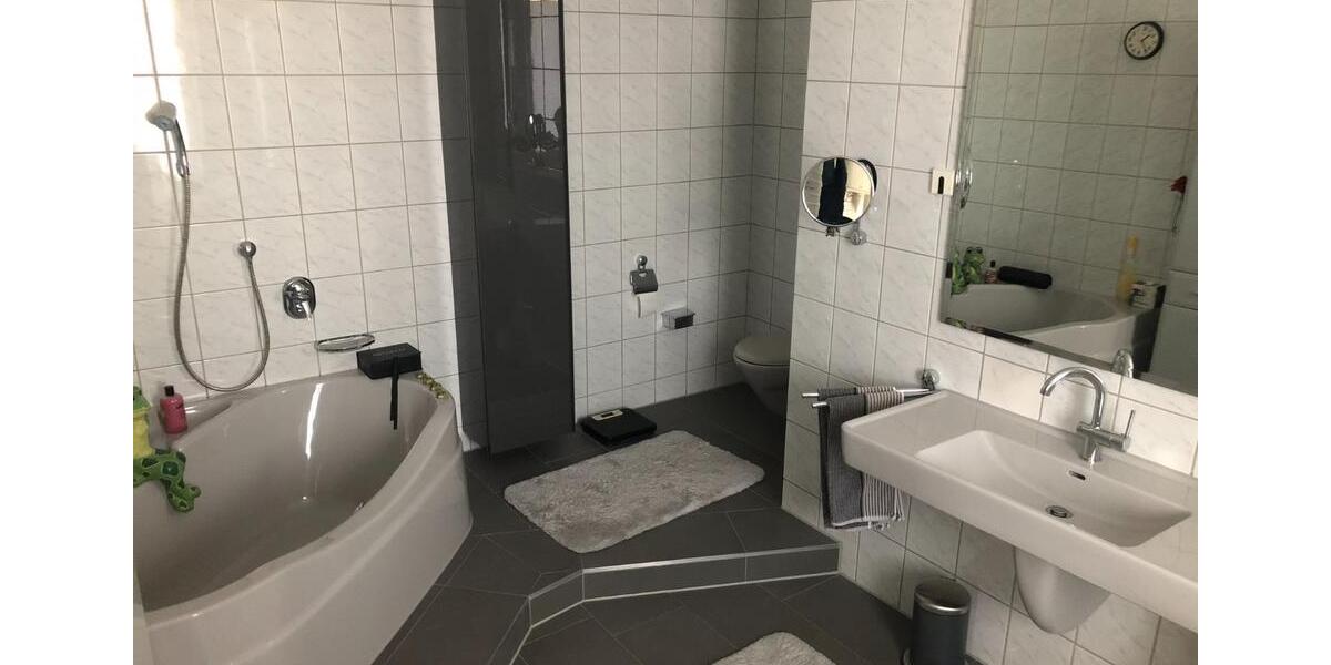 Etagenwohnung Emden Tholenswehr - 4 Zimmer, 150 m&sup2;, 950&euro; | Angebot:25444343