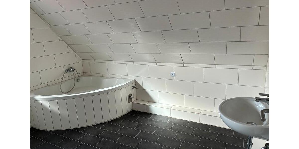 Dachgeschoßwohnung Norden - 3 Zimmer, 70 m&sup2;, 580&euro; | Angebot:26024227