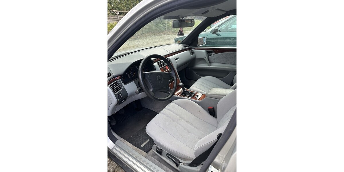 Mercedes-Benz 240 125.000 km 3.000 &euro; Aurich 26603