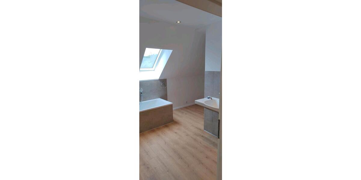Dachgeschoßwohnung Großefehn - 4 Zimmer, 160 m&sup2;, 1.100&euro; | Angebot:26610301