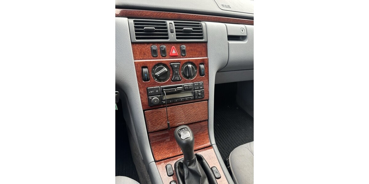 Mercedes-Benz 240 125.000 km 3.000 &euro; Aurich 26603