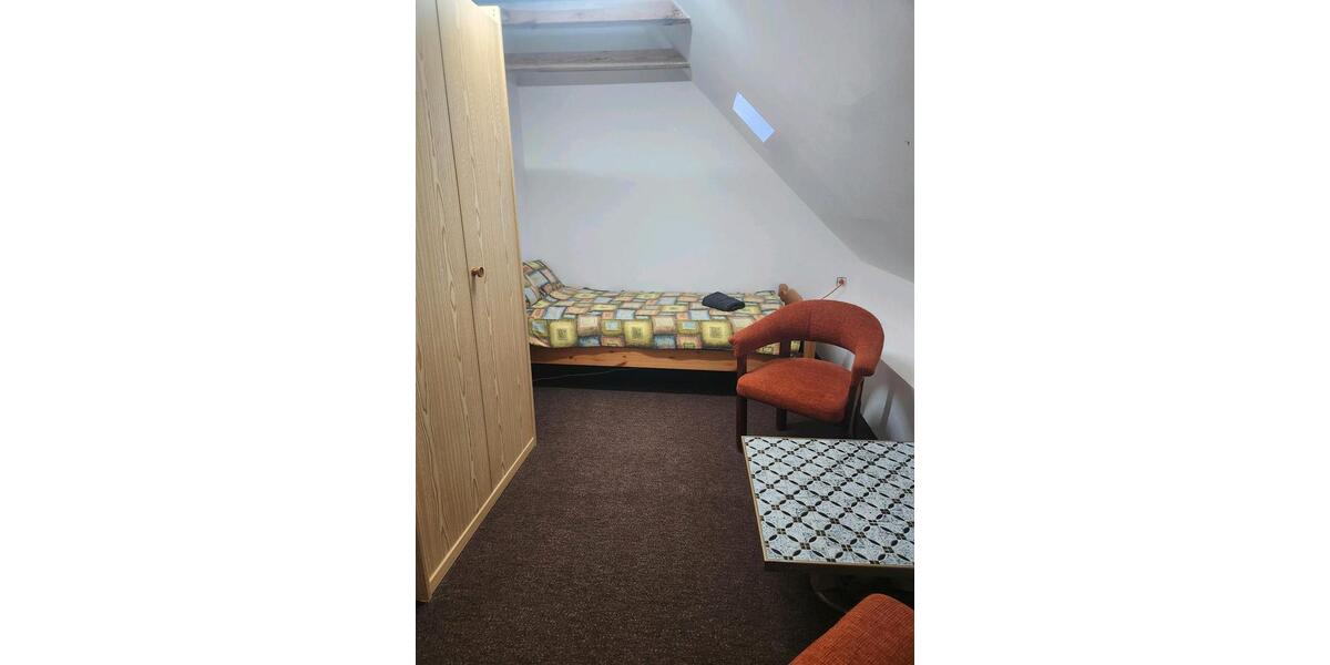 Dachgeschoßwohnung Norden - 2 Zimmer, 90 m&sup2;, 25&euro; | Angebot:26690130