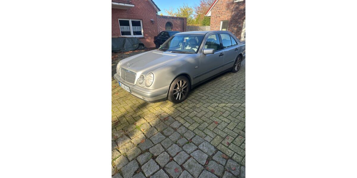 Mercedes-Benz 240 124.846 km 3.111 &euro; Aurich 26605